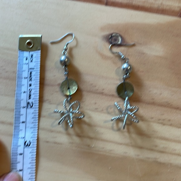 Silver and shell earrings - Picture 3 of 3